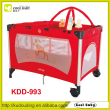 Fabricant Hot Sales Red Baby Playpen Double couche avec matelas Changeur de couches Bar à jouets avec 5 jouets Plateau pliable pour bébé